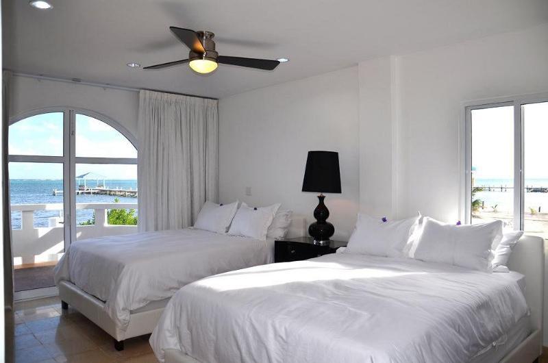 Banyan Bay Suites 圣佩德罗 外观 照片