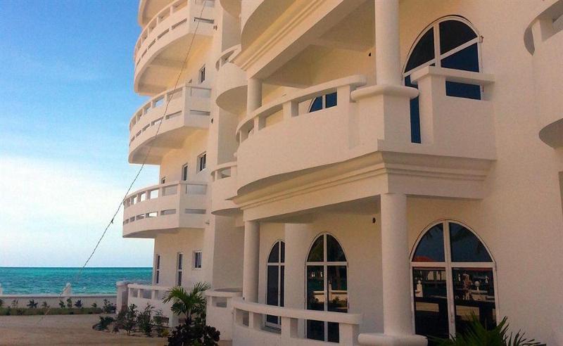 Banyan Bay Suites 圣佩德罗 外观 照片