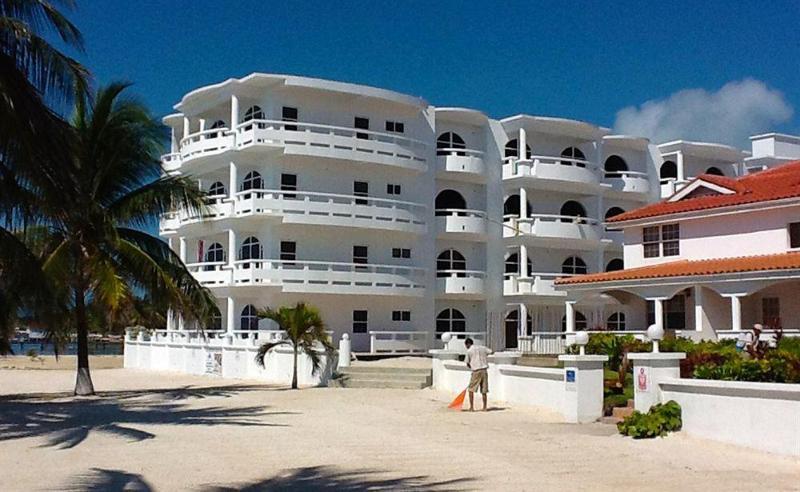 Banyan Bay Suites 圣佩德罗 外观 照片